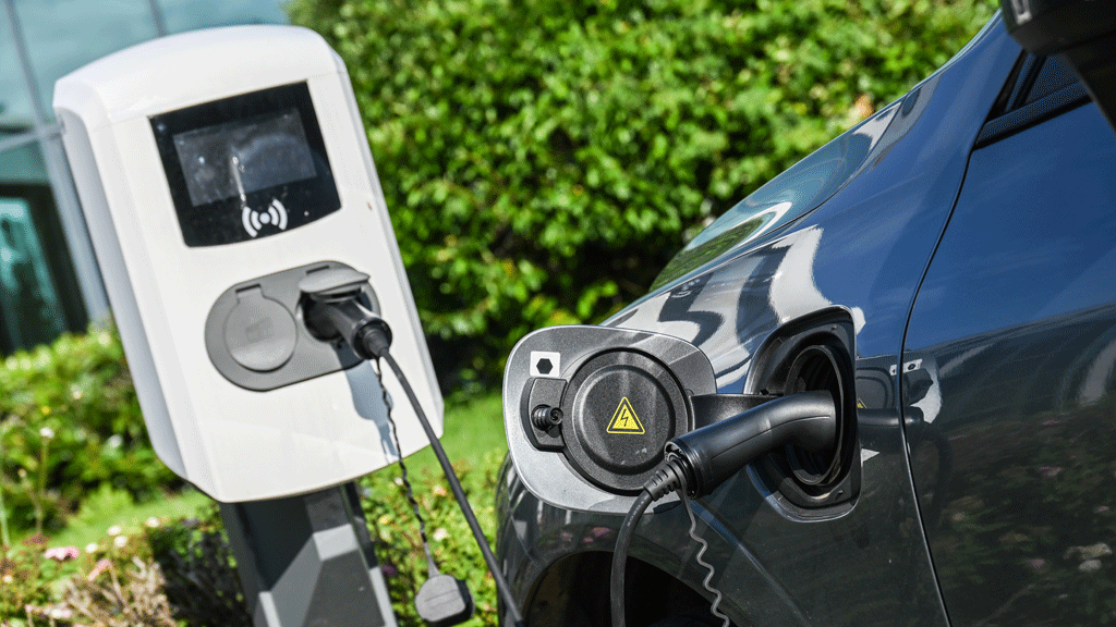 Câble de recharge Type 2 connecté à un véhicule électrique dans un garage résidentiel